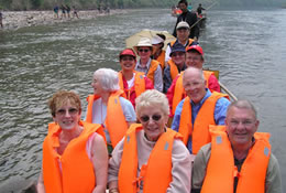 One can ride a boat starting along a branch of the Shennong Stream and glide past the four-kilometer-long Mianzhu Gorge, and then you enter the main stream of the Shennong.