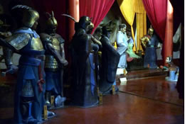 The hall exhibits the statues which depict the scene of Liu Bei entrusting his son to Zhuge Liang. 