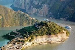 White Emperor City is like an island on the Yangtze River.
