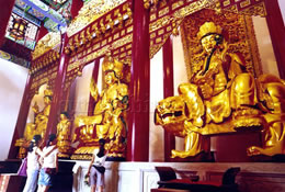 Inside Shibao Temple, there are steles and inscriptions of past dynasties of each floor. Visitors can also admire the spectacular Yangtze River from the windows of each floor.