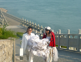 they hold their wedding on a Yangtze cruise