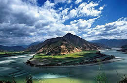 Yangtze River acturally means the section from Yangzhou to the end, but the western missionary took it for the entir river.   