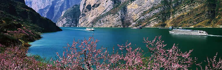 Landscape along Yantgze Cruise Landscape along Yantgze Cruise