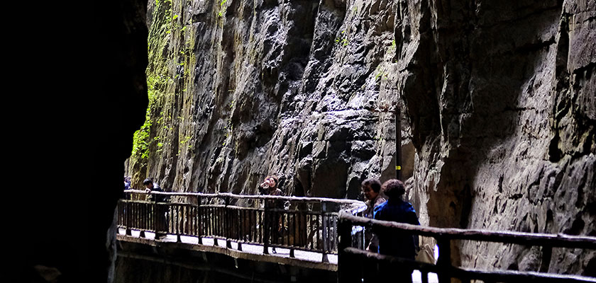 Yangtze River Cruise - Mt. Wuling Great Rift Valley