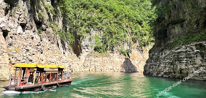 Transfer to a Smaller Boat to Explore Shennv Stream