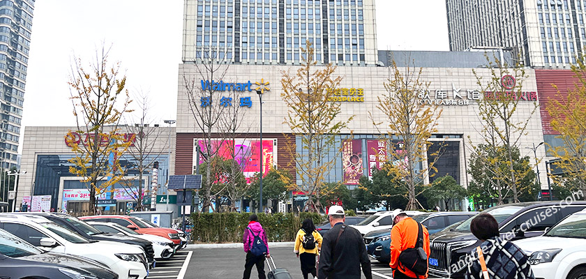 Take Shuttle Buses at Three Gorges Tourist Resort