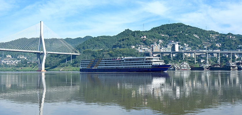 Victoria Isabella Sailing on the Yangtze River