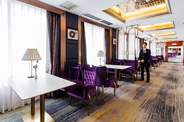 Bar on Changjiang Cruises