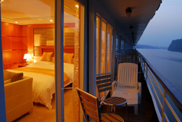 It is the most enjoyable thing to appreciate the fantastic Three Gorges scenery with your families, friends.