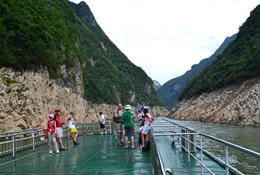 Take Small Boat to have a Close view of Three Gorges 