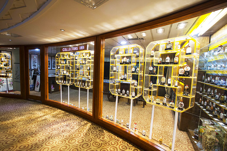 Shopping on Yangtze Explorer